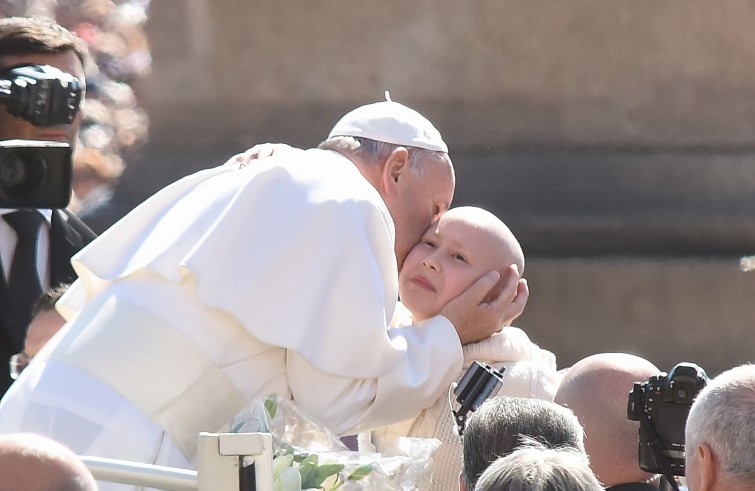 Piazza San Pietro, 18 maggio 2016: Udienza generale Papa Francesco - Papa Francesco saluta bambina malata