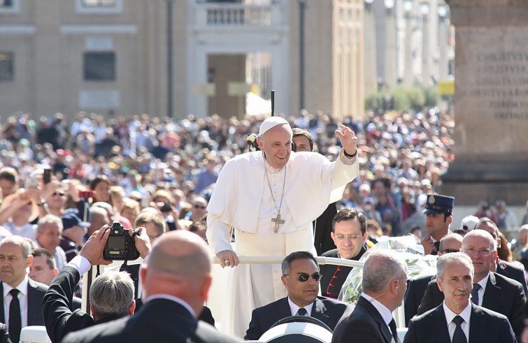 Piazza San Pietro, 18 maggio 2016: Udienza generale Papa Francesco - Papa Francesco saluta dall'auto