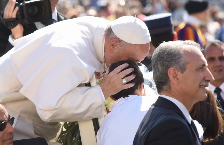 Piazza San Pietro, 18 maggio 2016: Udienza generale Papa Francesco - Papa Francesco saluta bambino