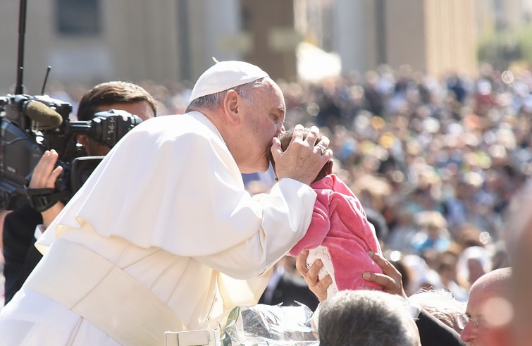 Piazza San Pietro, 18 maggio 2016: Udienza generale Papa Francesco - Papa Francesco bacia neonato