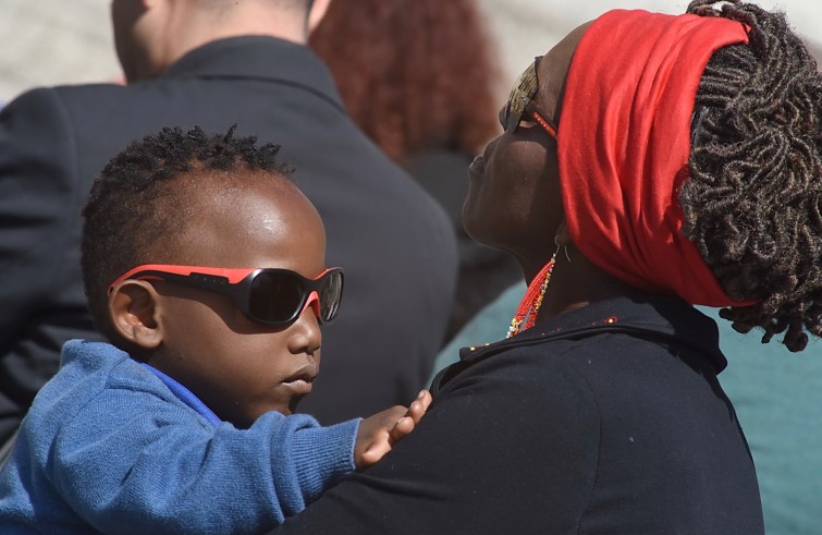 Piazza San Pietro, 18 maggio 2016: Udienza generale Papa Francesco - Mamma di colore con figlio malato