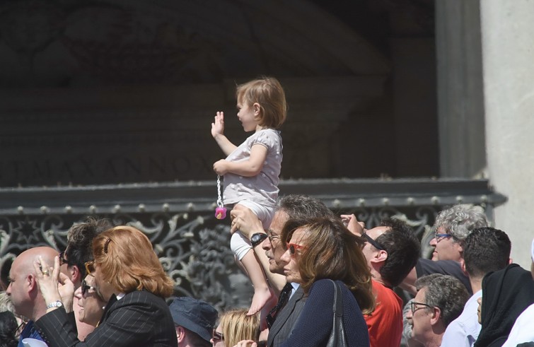 Piazza San Pietro, 18 maggio 2016: Udienza generale Papa Francesco - Bambina con ciuccio saluta