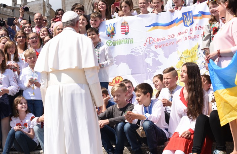 Piazza San Pietro, 18 maggio 2016: Udienza generale Papa Francesco - Papa Francesco con gruppo Ucraina