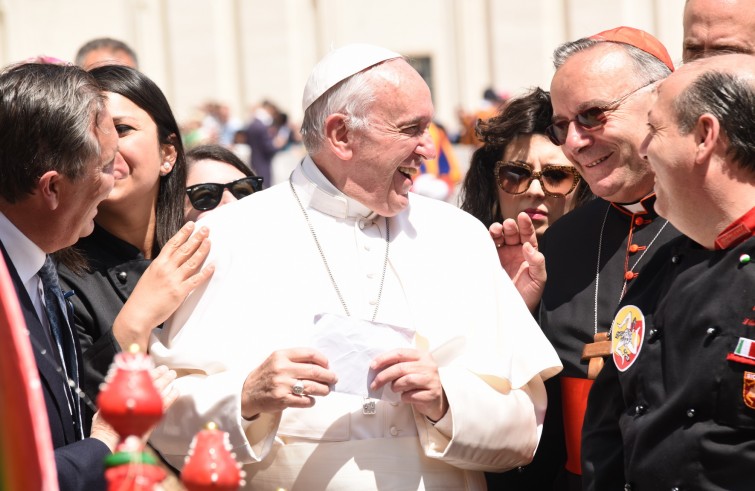 Piazza San Pietro, 18 maggio 2016: Udienza generale Papa Francesco - Papa Francesco saluta gruppo dalla Sicilia con card. Francesco Montenegro