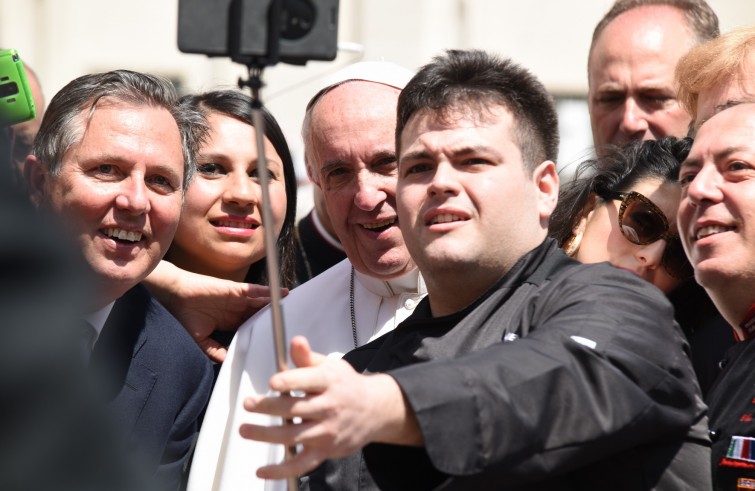 Piazza San Pietro, 18 maggio 2016: Udienza generale Papa Francesco - Selfie con Papa Francesco