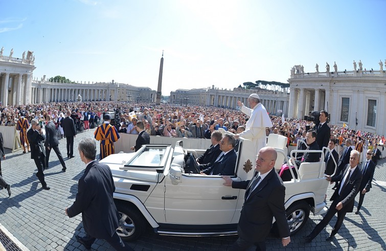 Piazza San Pietro, 18 maggio 2016: Udienza generale Papa Francesco - Papa Francesco saluta da auto