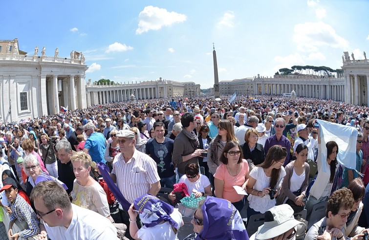 Piazza San Pietro, 18 maggio 2016: Udienza generale Papa Francesco - Fedeli in piazza