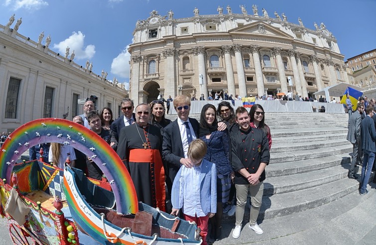 Piazza San Pietro, 18 maggio 2016: Udienza generale Papa Francesco - Card. Francesco Montenegro con gruppo Sicilia