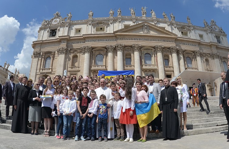 Piazza San Pietro, 18 maggio 2016: Udienza generale Papa Francesco - Papa Francesco foto con gruppo Ucraina