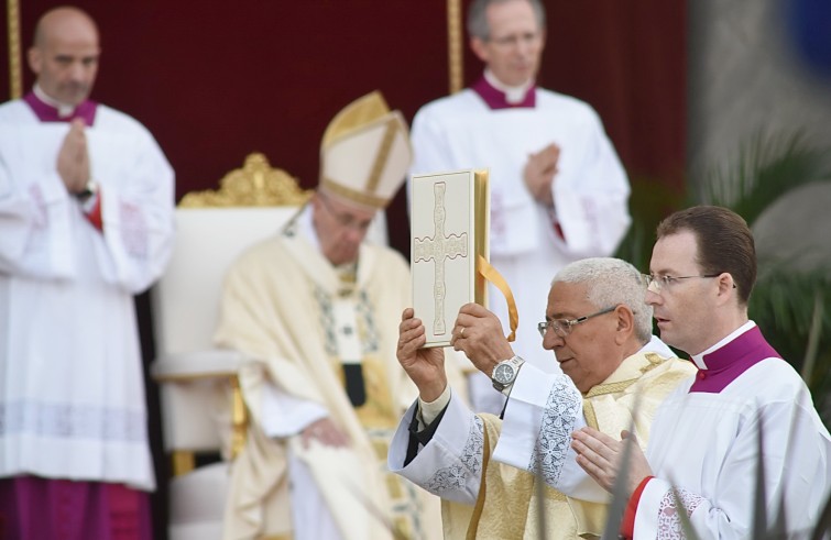 Roma, 26 maggio 2016: messa e processione del Corpus Domini - Diacono con Vangelo e Papa Francesco sullo sfondo