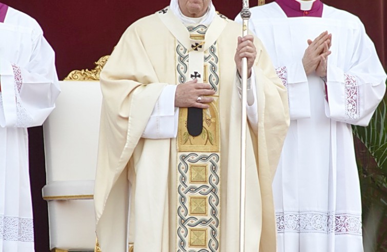 Roma, 26 maggio 2016: messa e processione del Corpus Domini - Papa Francesco con pastorale