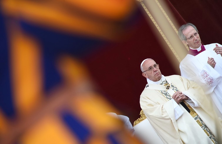 Roma, 26 maggio 2016: messa e processione del Corpus Domini - Papa Francesco e Guardia svizzera