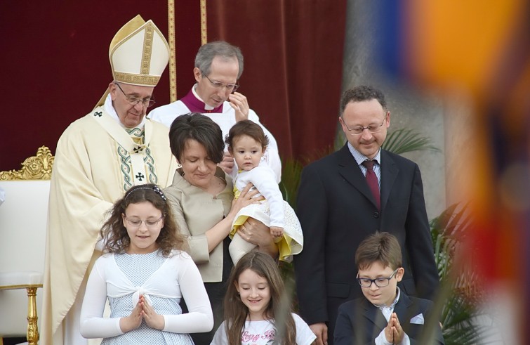 Roma, 26 maggio 2016: messa e processione del Corpus Domini - Papa Francesco saluta famiglia ad offertorio