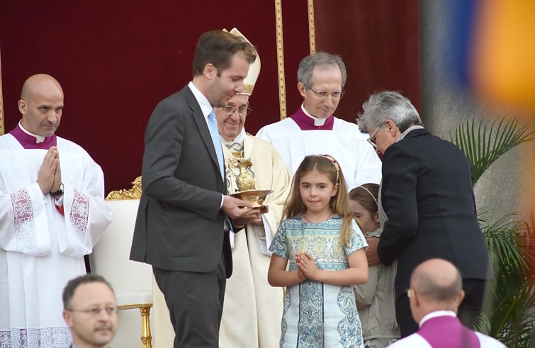 Roma, 26 maggio 2016: messa e processione del Corpus Domini - Papa Francesco saluta famiglia ad offertorio