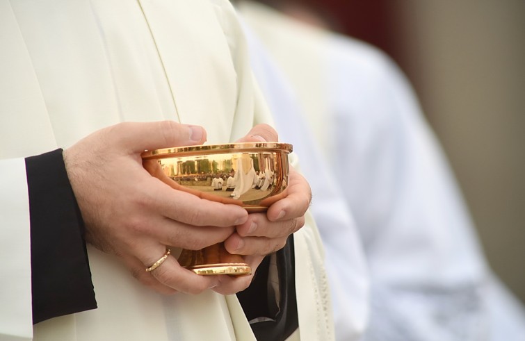 Roma, 26 maggio 2016: messa e processione del Corpus Domini - Pisside con riflesso e mani sacerdote con anello rosario