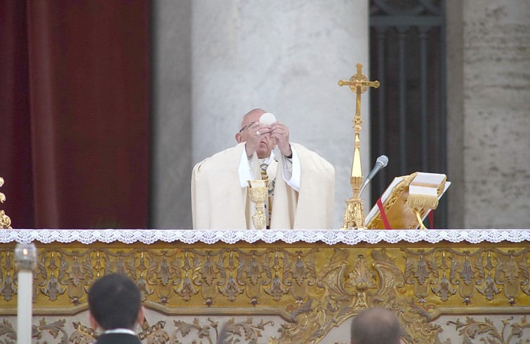 Roma, 26 maggio 2016: messa e processione del Corpus Domini - Papa Francesco solleva ostia durante la consacrazione