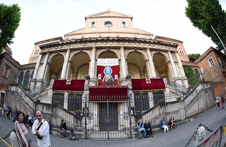 Roma, 26 maggio 2016: messa e processione del Corpus Domini - Chiesa addobbata