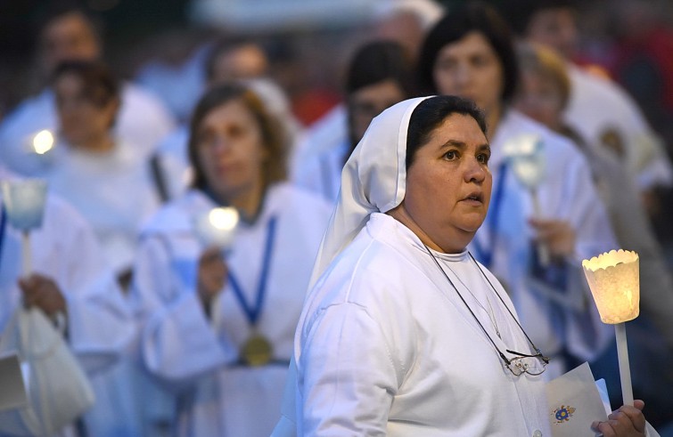 Roma, 26 maggio 2016: messa e processione del Corpus Domini - Suora con caldela in mano