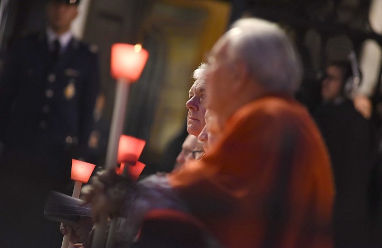 Roma, 26 maggio 2016: messa e processione del Corpus Domini - Cardinali pregano con candele