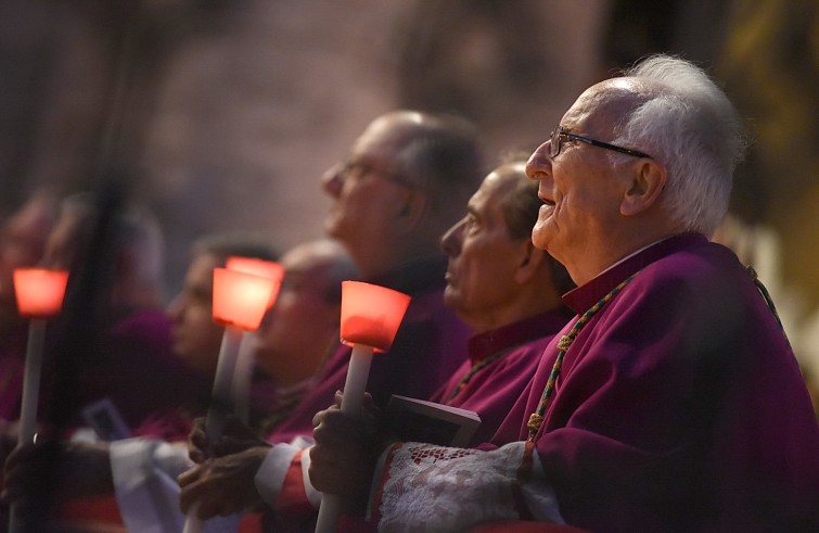 Roma, 26 maggio 2016: messa e processione del Corpus Domini - Vescovi pregano con candele