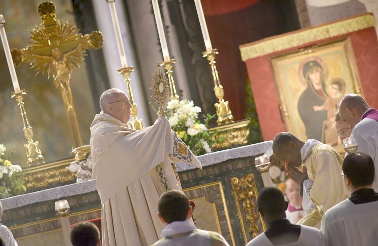 Roma, 26 maggio 2016: messa e processione del Corpus Domini - Papa Francesco benedice con Santissimo