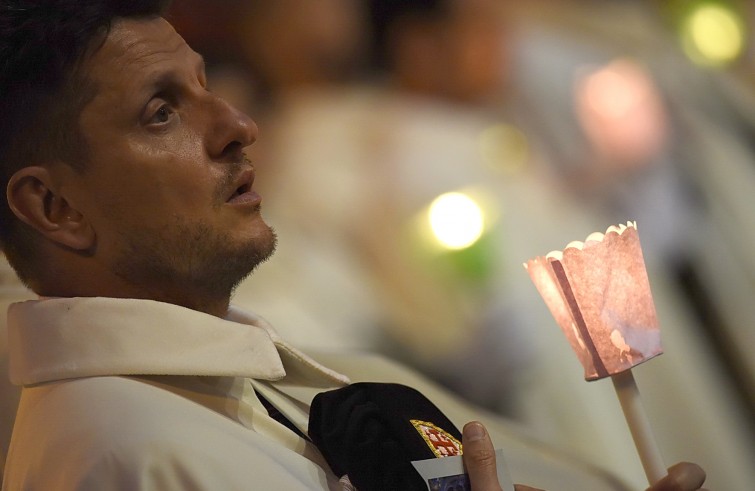 Roma, 26 maggio 2016: messa e processione del Corpus Domini - Croce di Malta con candela