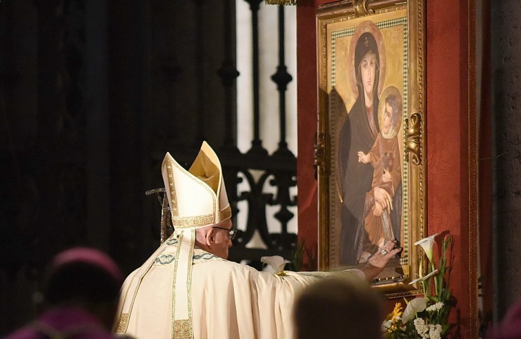 Roma, 26 maggio 2016: messa e processione del Corpus Domini - Papa Francesco tocca immagine Madonna