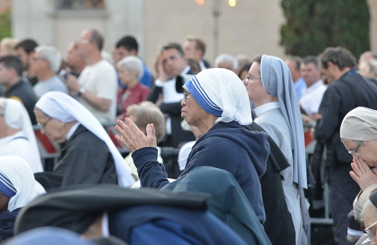 Roma, 26 maggio 2016: messa e processione del Corpus Domini - Suora di Madre Teresa con mani giunte