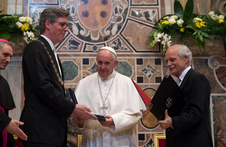 Papa Francesco riceve il Premio Carlo Magno (Vaticano, 6 maggio 2016)