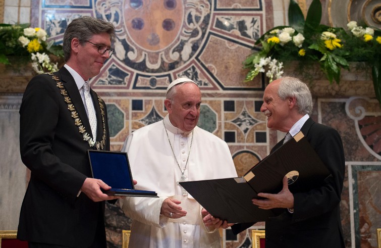 Papa Francesco riceve il Premio Carlo Magno (Vaticano, 6 maggio 2016)