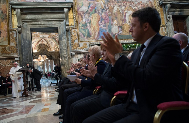 Papa Francesco riceve il Premio Carlo Magno (Vaticano, 6 maggio 2016)