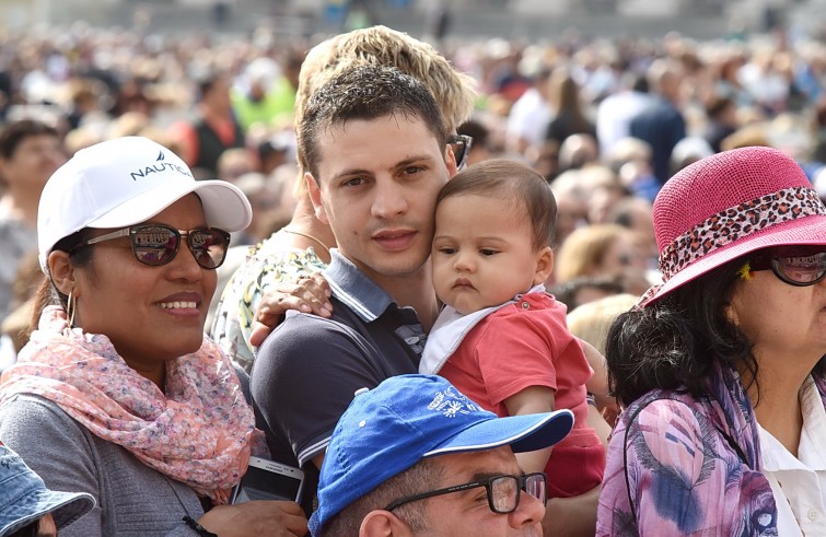 Piazza San Pietro, 25 maggio 2016: Udienza generale Papa Francesco - Famiglia multietnica con bambina in piazza