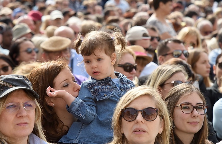 Piazza San Pietro, 25 maggio 2016: Udienza generale Papa Francesco - Mamma e bambina in piazza