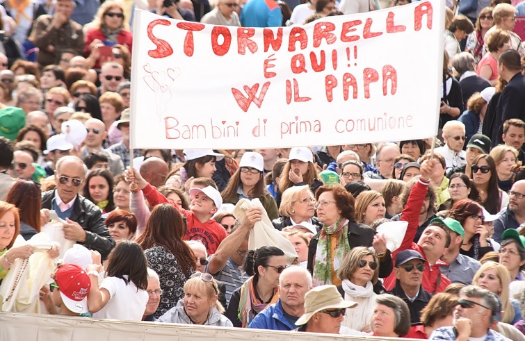 Piazza San Pietro, 25 maggio 2016: Udienza generale Papa Francesco - Striscione in piazza dei bambini della prima comunione