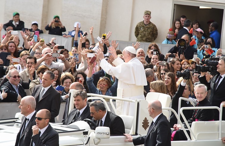 Piazza San Pietro, 25 maggio 2016: Udienza generale Papa Francesco - Papa Francesco saluta dall'auto