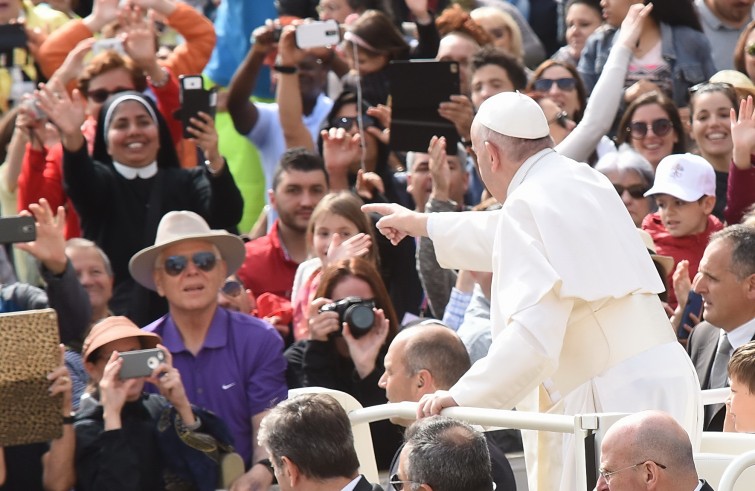 Piazza San Pietro, 25 maggio 2016: Udienza generale Papa Francesco - Papa Francesco indica dall'auto