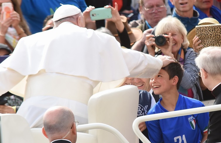 Piazza San Pietro, 25 maggio 2016: Udienza generale Papa Francesco - Papa Francesco saluta un bambino con la maglia dell'Italia