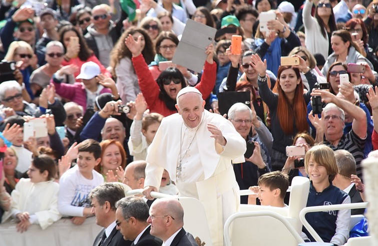 Piazza San Pietro, 25 maggio 2016: Udienza generale Papa Francesco - Papa Francesco saluta dall'auto