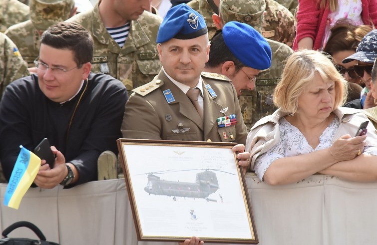 Piazza San Pietro, 25 maggio 2016: Udienza generale Papa Francesco - Militare Italia con quadro elicottero