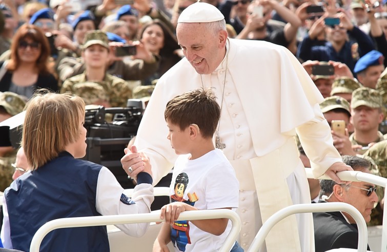 Piazza San Pietro, 25 maggio 2016: Udienza generale Papa Francesco - Papa Francesco stringe la mano dei bambini su auto