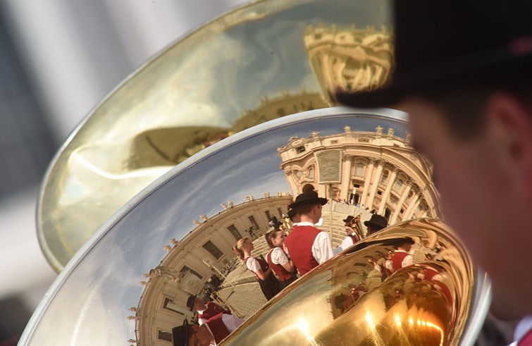 Piazza San Pietro, 25 maggio 2016: Udienza generale Papa Francesco - Riflessi della Basilica di San PIetro su ottoni