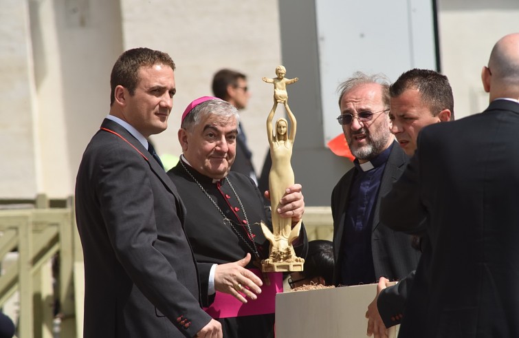 Piazza San Pietro, 25 maggio 2016: Udienza generale Papa Francesco - Vescovo Michele Seccia con statua Madonna donata a Papa Francesco