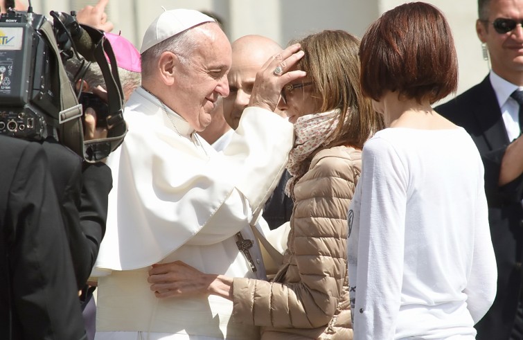 Piazza San Pietro, 25 maggio 2016: Udienza generale Papa Francesco - Papa Francesco benedice una ragazza malata