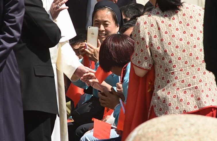 Piazza San Pietro, 25 maggio 2016: Udienza generale Papa Francesco - Papa Francesco saluta gruppo da Cina