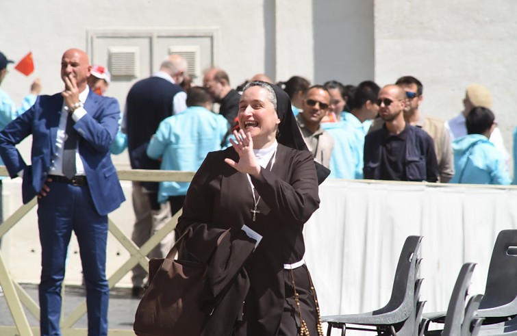 Piazza San Pietro, 25 maggio 2016: Udienza generale Papa Francesco - Suora saluta e sorride