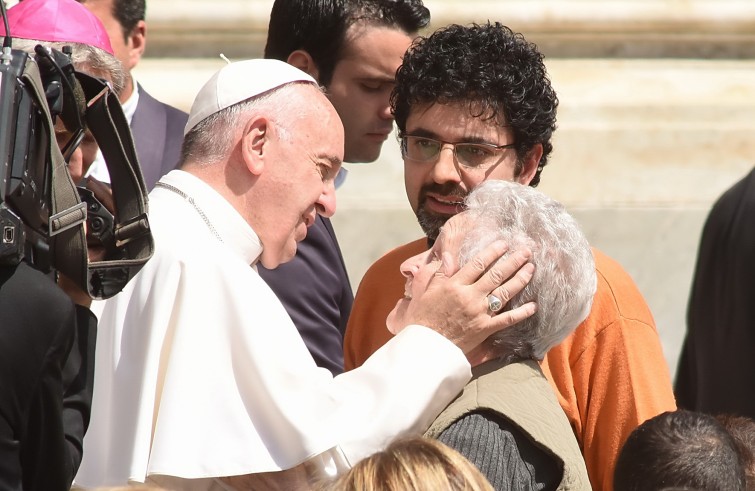 Piazza San Pietro, 25 maggio 2016: Udienza generale Papa Francesco - Papa Francesco benedice una signora anziana