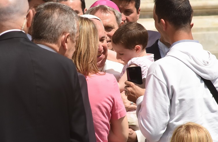 Piazza San Pietro, 25 maggio 2016: Udienza generale Papa Francesco - Papa Francesco tiene in braccio una bambina