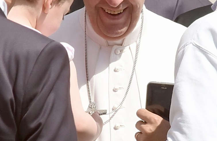 Piazza San Pietro, 25 maggio 2016: Udienza generale Papa Francesco - Bambina gioca con crocefisso di Papa Francesco