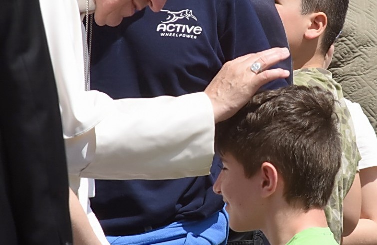 Piazza San Pietro, 25 maggio 2016: Udienza generale Papa Francesco - Papa Francesco benedice un bambino