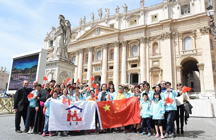 Piazza San Pietro, 25 maggio 2016: Udienza generale Papa Francesco - Diocesi Teramo-Atri con vescovo Michele Seccia e fedeli Cina